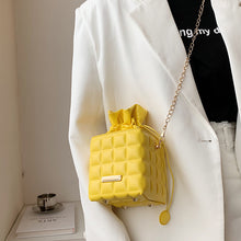 Laden Sie das Bild in den Galerie-Viewer, Karierte Umhängetasche mit Kordelzug