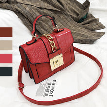 Laden Sie das Bild in den Galerie-Viewer, Kleine quadratische Tasche mit Steinmuster