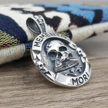 Laden Sie das Bild in den Galerie-Viewer, Halskette mit Schädel-Anhänger