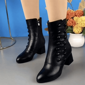 Warme Lederstiefel mit seitlichem Knopf