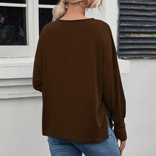 Laden Sie das Bild in den Galerie-Viewer, Braunes T-Shirt mit V-Ausschnitt