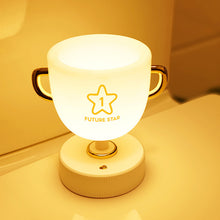 Laden Sie das Bild in den Galerie-Viewer, Trophäen-Stifthalter Wiederaufladbares USB-LED-Nachtlicht