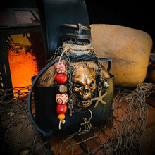 Laden Sie das Bild in den Galerie-Viewer, Schädel Piraten Rumflasche aus Harz
