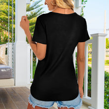 Laden Sie das Bild in den Galerie-Viewer, Einfarbiges T-Shirt mit V-Ausschnitt und Knöpfen