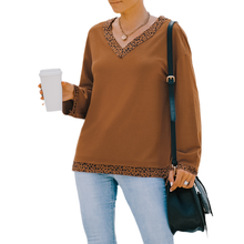 Laden Sie das Bild in den Galerie-Viewer, T-Shirt mit Leopardenmuster und V-Ausschnitt