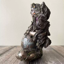 Laden Sie das Bild in den Galerie-Viewer, Schmetterling Mutter Erde Gaia Statue