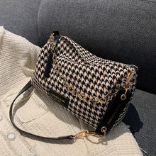 Laden Sie das Bild in den Galerie-Viewer, Trendige Schultertasche mit Karodruck
