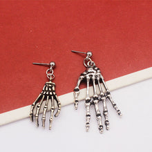 Laden Sie das Bild in den Galerie-Viewer, Asymmetrische Totenkopf-Hand-Ohrringe für Damen