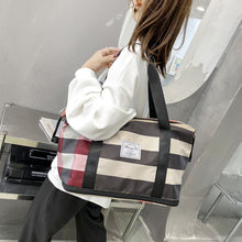 Laden Sie das Bild in den Galerie-Viewer, Modische karierte Reisetasche