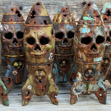 Laden Sie das Bild in den Galerie-Viewer, Die Totenkopfbombe - Kleiner Atomsprengkopf Dekor