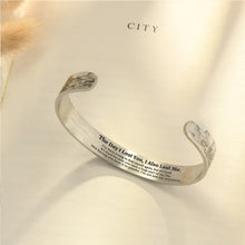 Laden Sie das Bild in den Galerie-Viewer, Offenes Armband aus Edelstahl mit Schriftzug