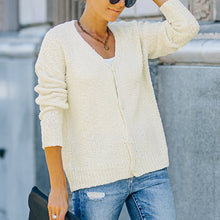Laden Sie das Bild in den Galerie-Viewer, Strickjacke mit V-Ausschnitt