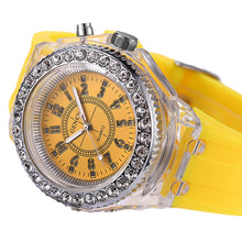 Laden Sie das Bild in den Galerie-Viewer, Leuchtende diamantbesetzte Quarzuhr