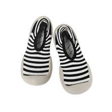 Laden Sie das Bild in den Galerie-Viewer, Rutschfeste modische weiche Socken