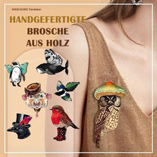 Laden Sie das Bild in den Galerie-Viewer, Handgefertigte Elster-Brosche aus Holz