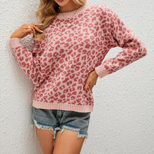 Laden Sie das Bild in den Galerie-Viewer, Rundhalspullover mit Leopardenmuster