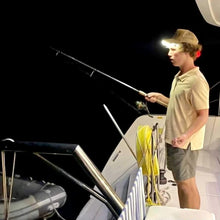 Laden Sie das Bild in den Galerie-Viewer, Scheinwerfer mit roten Warnleuchten bei Nacht