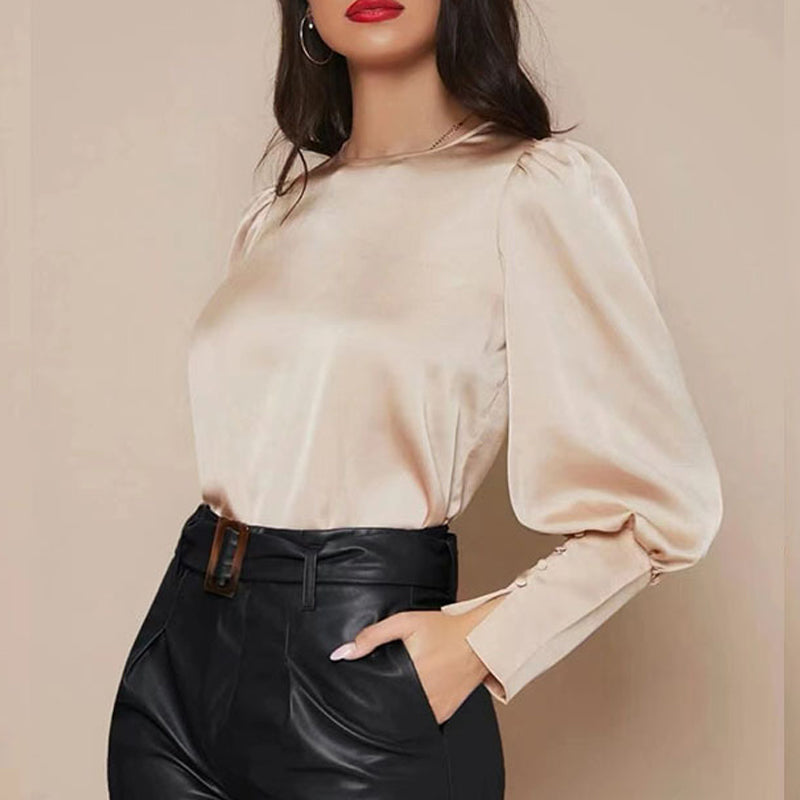 Geknöpftes Satinhemd mit Rundhalsausschnitt