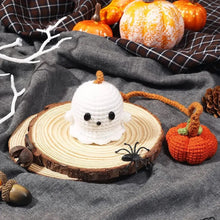 Laden Sie das Bild in den Galerie-Viewer, Geister-Anhänger aus gestrickter Wolle