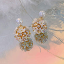 Laden Sie das Bild in den Galerie-Viewer, Vintage Muschelblume Perlenohrringe
