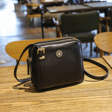 Laden Sie das Bild in den Galerie-Viewer, 2022 Sommer neue kleine quadratische Tasche aus Ölleder