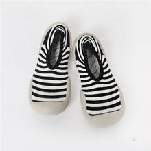 Laden Sie das Bild in den Galerie-Viewer, Rutschfeste modische weiche Socken