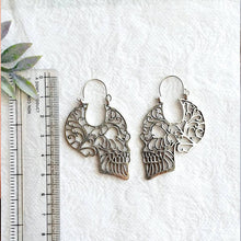 Laden Sie das Bild in den Galerie-Viewer, Halloween geschnitzt Totenkopf Ohrringe