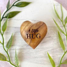 Laden Sie das Bild in den Galerie-Viewer, Pocket Hug Holzherz-Andenken