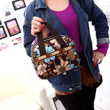 Laden Sie das Bild in den Galerie-Viewer, Schultertasche aus Nylon mit Blumendruck