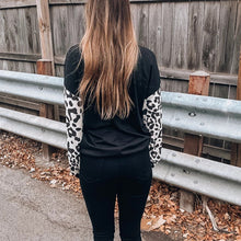 Laden Sie das Bild in den Galerie-Viewer, T-SHIRT MIT GEKREUZTEM LEOPARDDRUCK