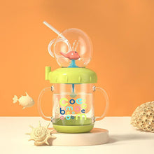 Laden Sie das Bild in den Galerie-Viewer, Babytrinkbecher mit Walspritze