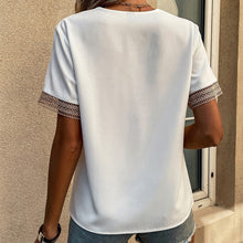Laden Sie das Bild in den Galerie-Viewer, Einfarbiges Spitzen-T-Shirt mit V-Ausschnitt