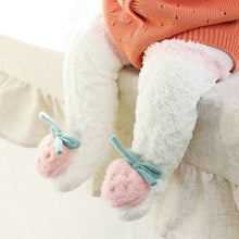 Laden Sie das Bild in den Galerie-Viewer, Flauschige Wintersocken für Babys