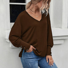 Laden Sie das Bild in den Galerie-Viewer, Braunes T-Shirt mit V-Ausschnitt