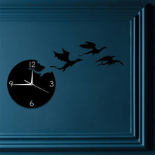 Laden Sie das Bild in den Galerie-Viewer, Fliegender Drache Wanduhr