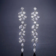 Laden Sie das Bild in den Galerie-Viewer, Kristall Blütenblatt Quastenohrringe