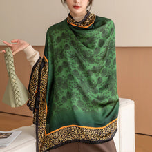 Laden Sie das Bild in den Galerie-Viewer, Stylischer Schal mit Leopardenmuster