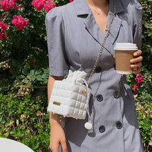 Laden Sie das Bild in den Galerie-Viewer, Karierte Umhängetasche mit Kordelzug