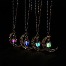 Laden Sie das Bild in den Galerie-Viewer, Mond Halskette mit leuchtendem Stein