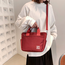 Laden Sie das Bild in den Galerie-Viewer, Leichte Schultertasche aus Nylon