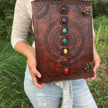 Laden Sie das Bild in den Galerie-Viewer, Paranormales Notizbuch mit 7 Chakra-Edelsteinen