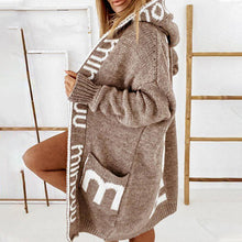 Laden Sie das Bild in den Galerie-Viewer, Damen Lockere lange Strickjacke mit Buchstabendruck