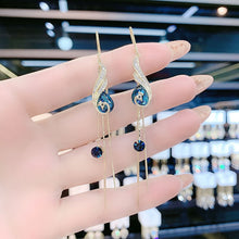 Laden Sie das Bild in den Galerie-Viewer, Pfau Quasten Ohrringe