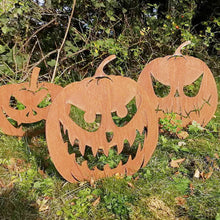 Laden Sie das Bild in den Galerie-Viewer, Kreative Kürbis Dekoration im Garten