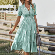 Laden Sie das Bild in den Galerie-Viewer, Gestreiftes Kleid mit V-Ausschnitt