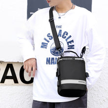 Laden Sie das Bild in den Galerie-Viewer, Diebstahlsichere Herren-Brusttasche mit USB-Ladefunktion
