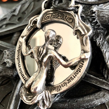 Laden Sie das Bild in den Galerie-Viewer, Skelett Geist Halskette im dunklen Stil