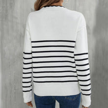Laden Sie das Bild in den Galerie-Viewer, Gestreifter Strickpullover mit V-Ausschnitt