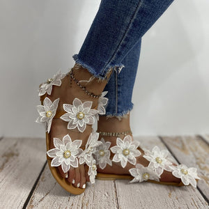 Lässige Damensandalen mit Chiffonblume und Perlen