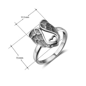 Ring mit Engel- und Herzdesign